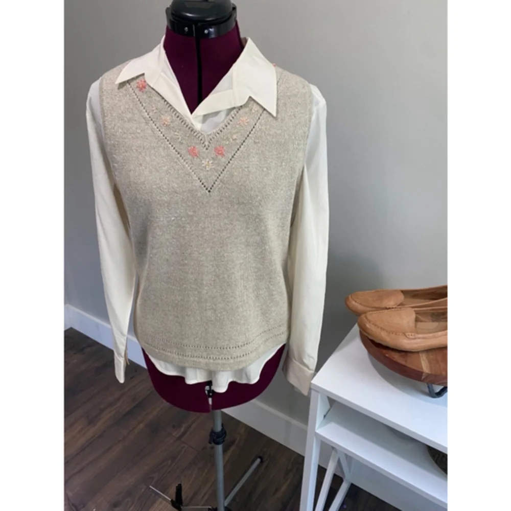 🌟SALE Liz Claiborne Embroidered Vest - Picture 1 of 4